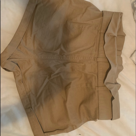 Beige shorts - Picture 2 of 4